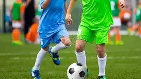 从贫民窟走出的足球新星维尼修斯荣膺世界足球先生荣耀